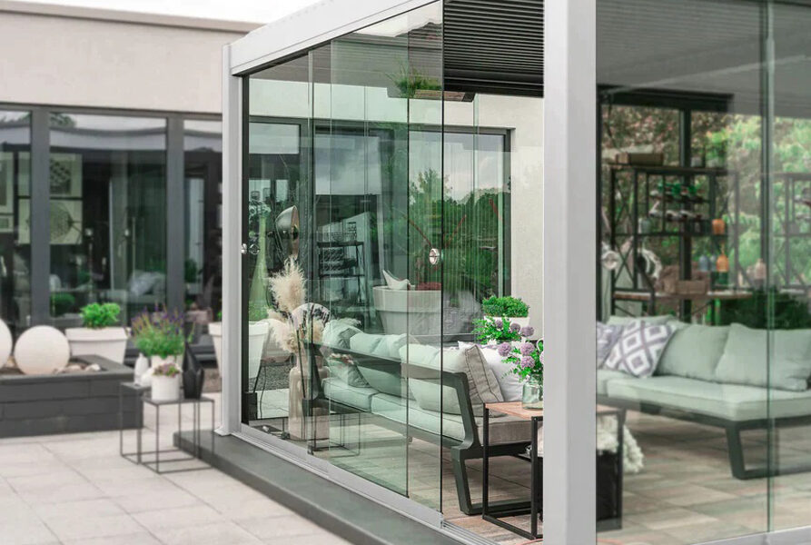 Pergola bioclimatica su terrazzo con struttura in alluminio e design moderno